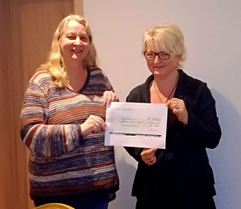 Marion Gurlit (li) und Sylvia Hettler tl_files/img/Veranstaltungen/scheck-ing-diba-jhv-2018.jpg